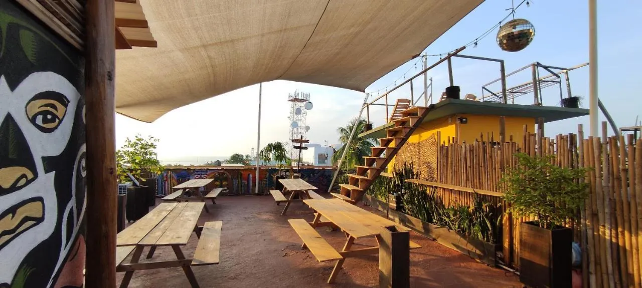 Terraza de Chante Hostal con mesas y luces
